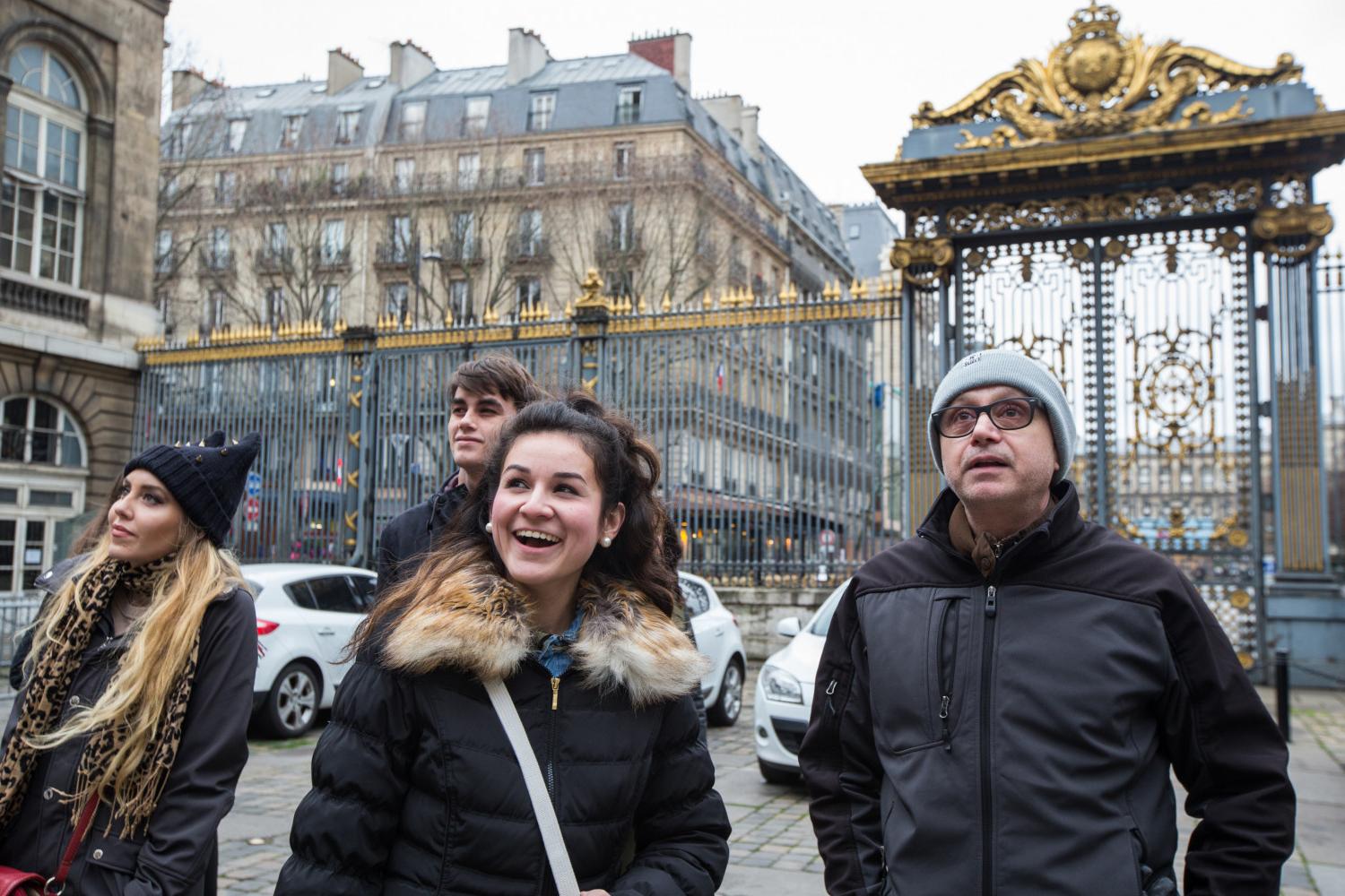 <a href='http://ltsz.ngskmc-eis.net'>博彩网址大全</a> French Professor Pascal Rollet leads students on a study tour in Paris.